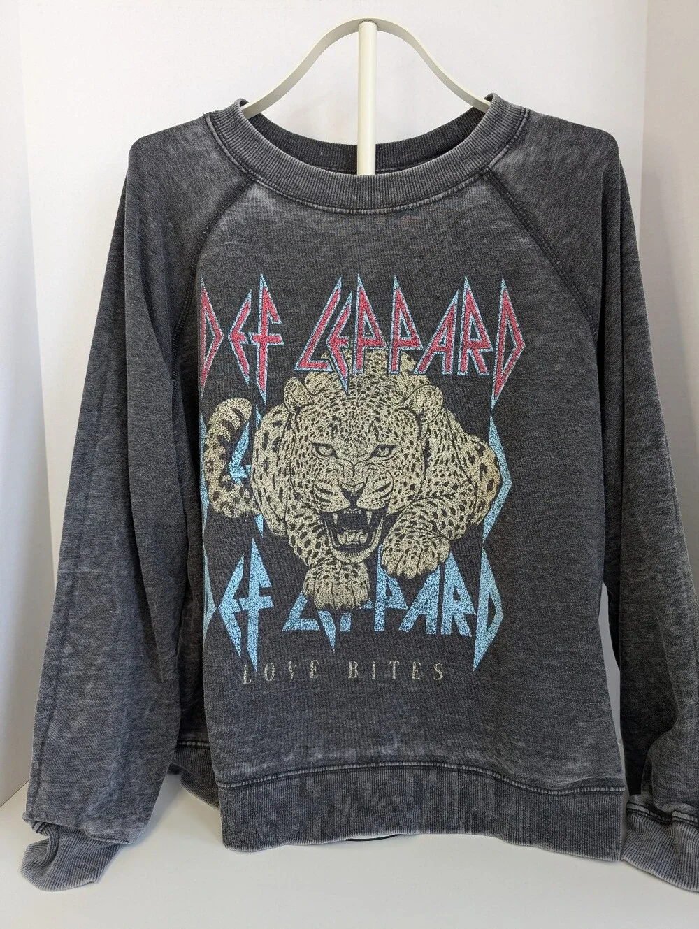 ⚡ Recycled Karma Def Leppard "Love Bites" Graphic Sweatshirt 🖤 - Picture 1 of 13